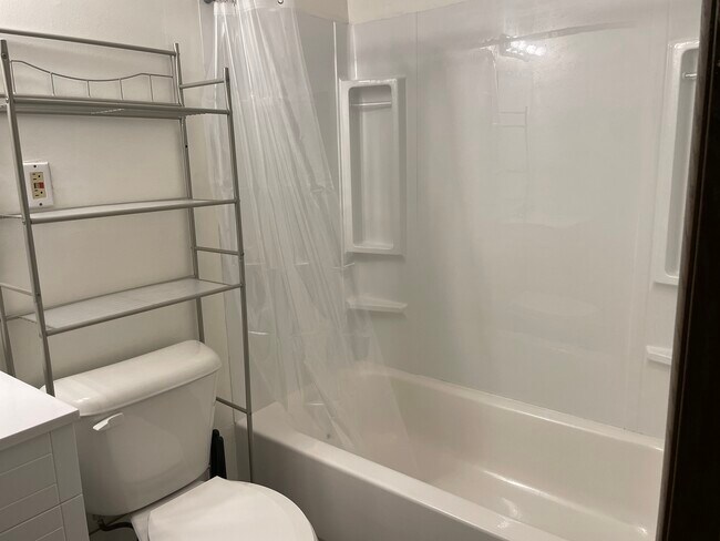 Bathroom tub - 5523 Ellsworth Ave