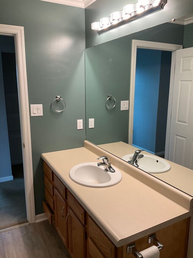 Building Photo - Large 3 Bedroom 2.5 bath townhome with additional finished room.