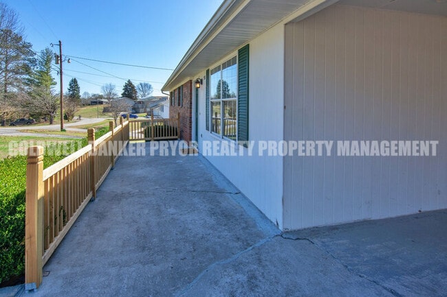 Building Photo - 598 Highland Dr
