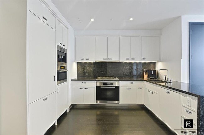 Building Photo - 139 E 57th St