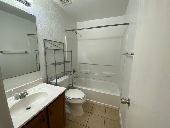 Building Photo - 8027 Ashwood Pointe