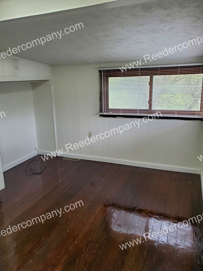 Building Photo - Large 2 bedroom home (close to the beach)