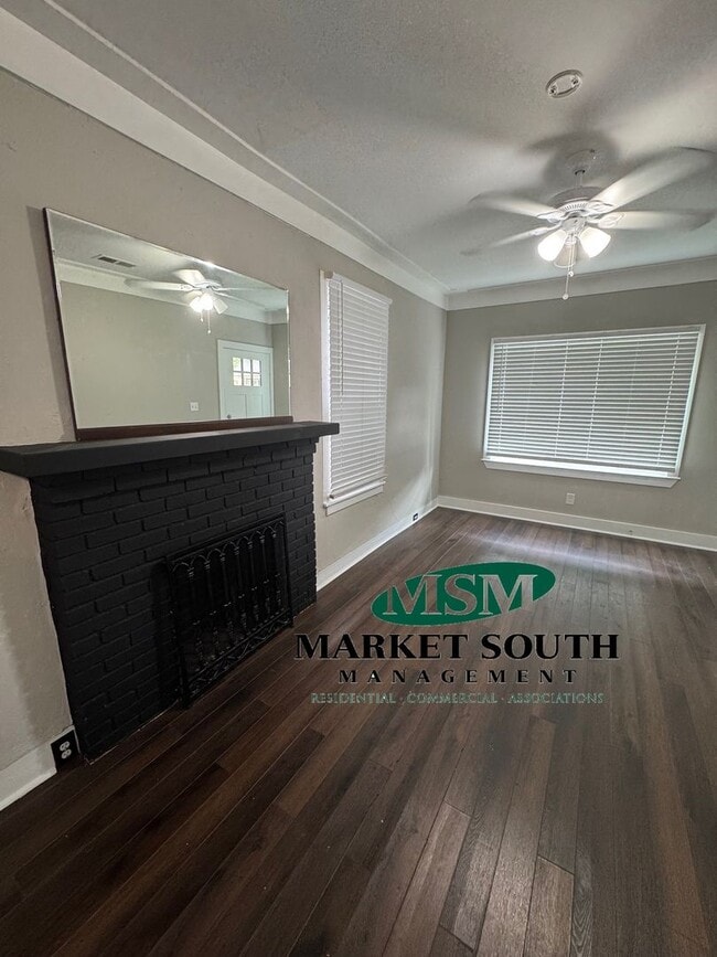 Building Photo - CUTE MIDTOWN BUNGALOW- AVAILABLE NOW!