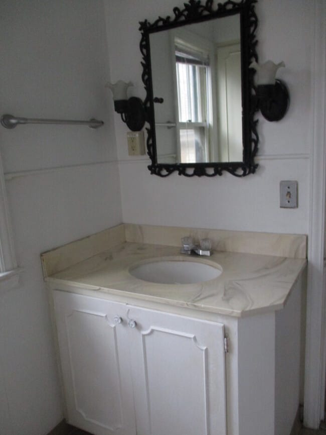 Building Photo - 4 Bedroom, 2 Bath house.