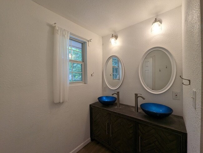 Building Photo - 3 Bedroom/2 Bathroom House in Batesville