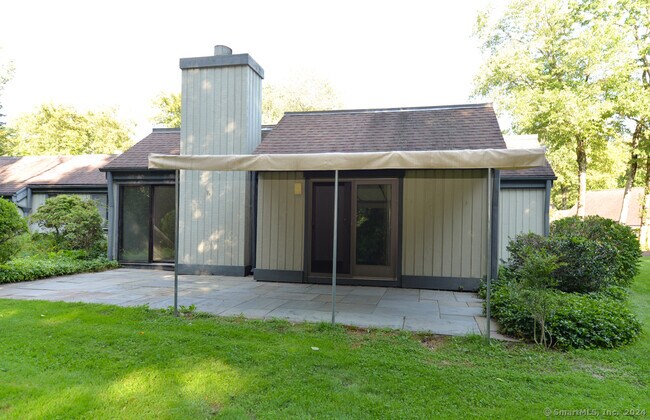 Building Photo - 986 Heritage Vlg