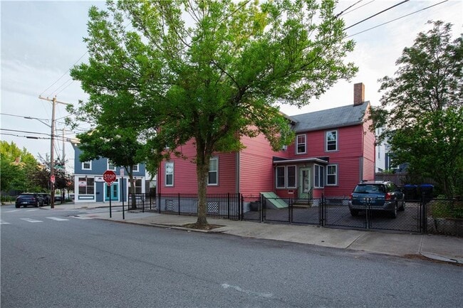 Building Photo - 185 Carpenter St