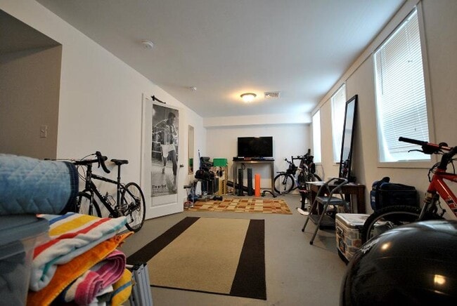 Building Photo - 2 Larose Pl