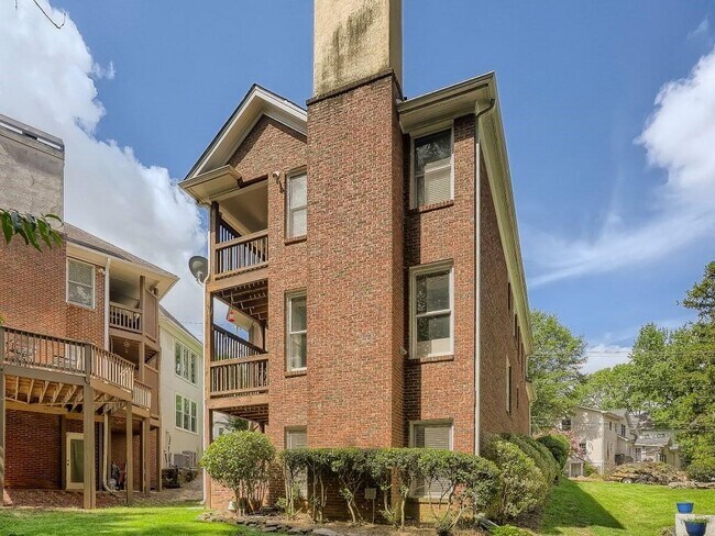 Building Photo - 2330 Logan Cir NE