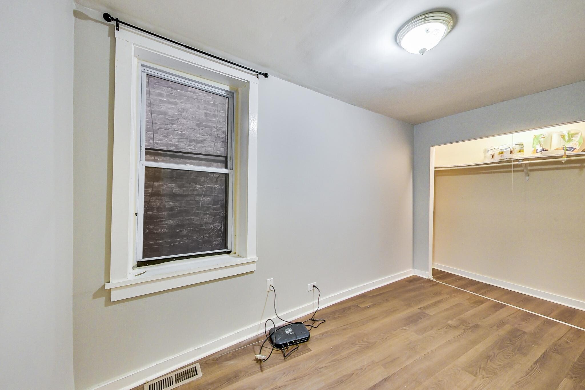Building Photo - 3554 N Wilton Ave