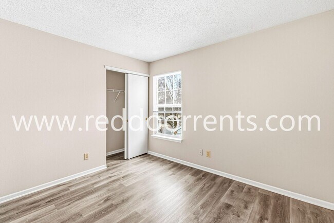 Building Photo - Modern Living in Greenfield