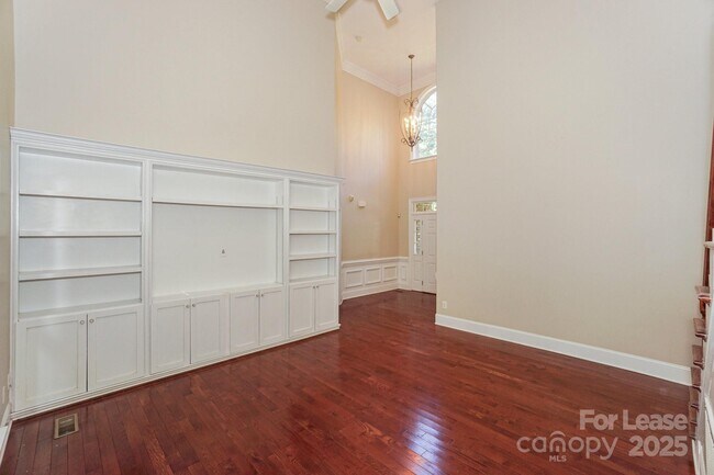Building Photo - 181 Streamside Pl