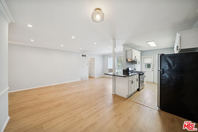 Building Photo - 1270 Havenhurst Dr