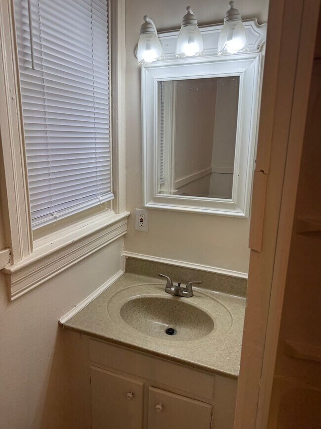 Building Photo - 1559 W King St