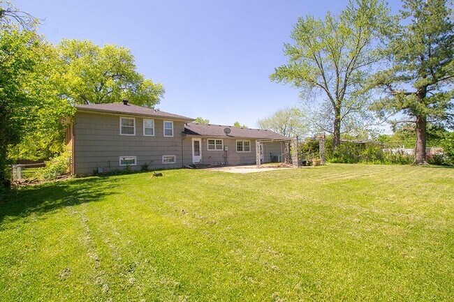 Building Photo - 2207 Bushnell Dr