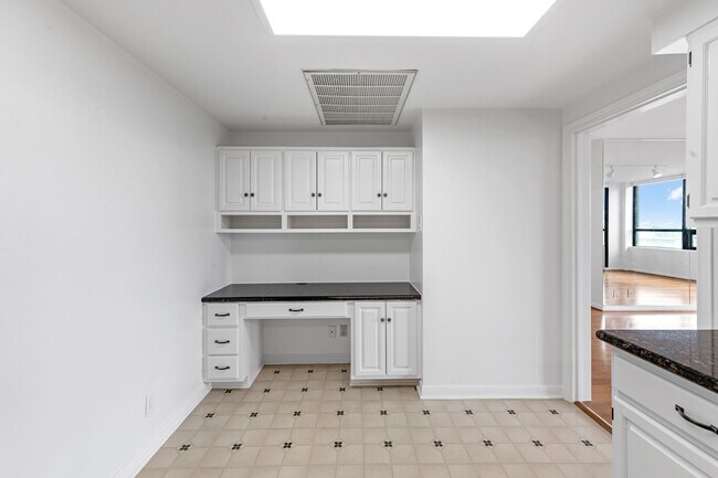 Building Photo - 5150 Hidalgo St