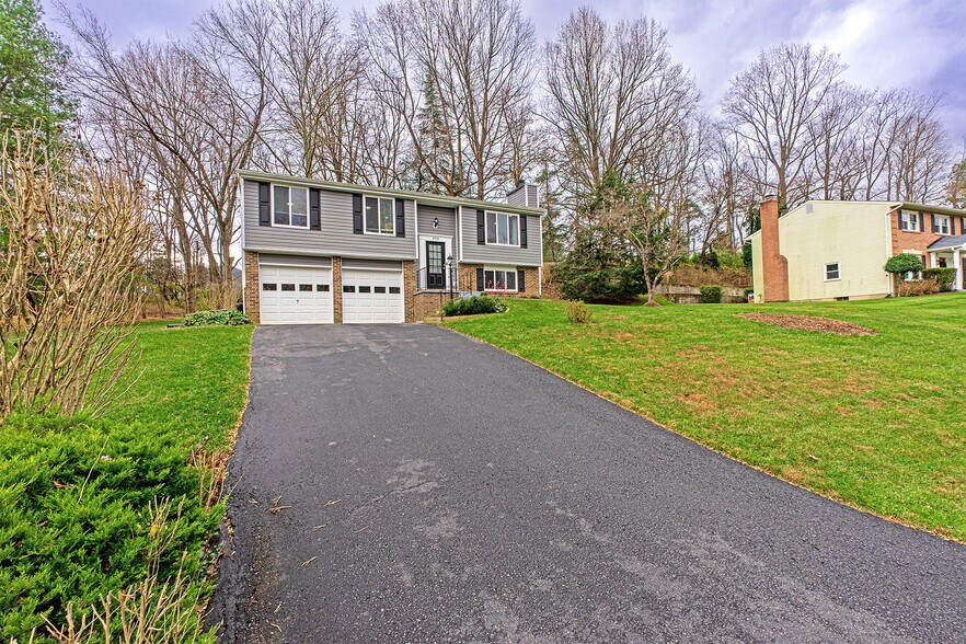 Building Photo - 9705 Locust Hill Dr