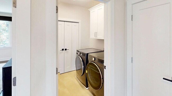 Building Photo - 1220 Lomax Ave