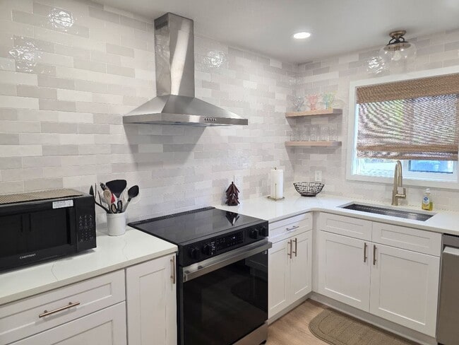 Building Photo - 65 Beach Ln