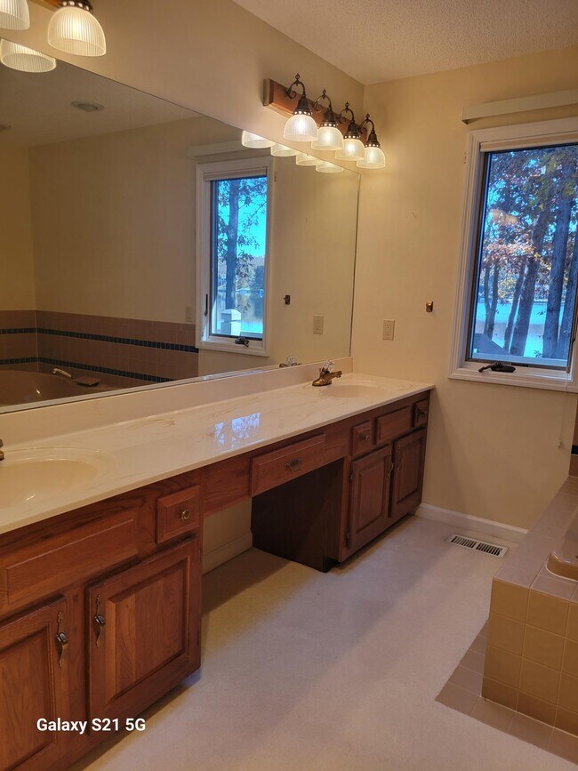 Building Photo - 148 Lakewood Dr