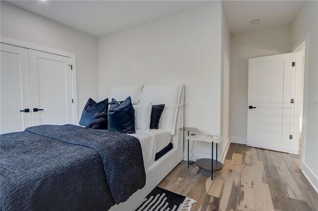 Building Photo - 2014 Cambridge Ave