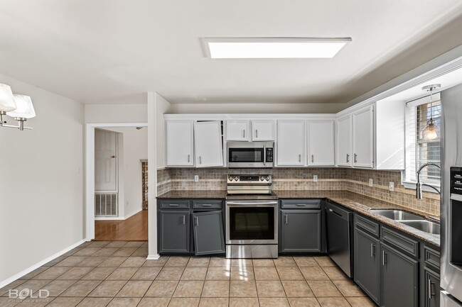 Building Photo - 5005 Longstreet Pl