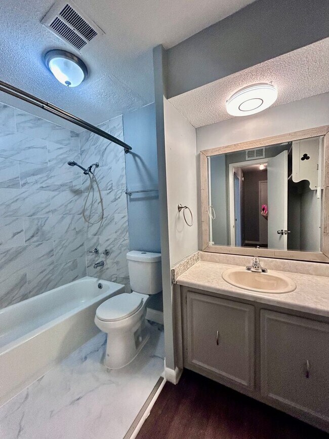 Building Photo - Newly Renovated Townhouse in Oakhaven