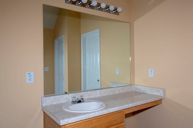 Building Photo - Impressive 3 Bed, 2.5 Bath Home