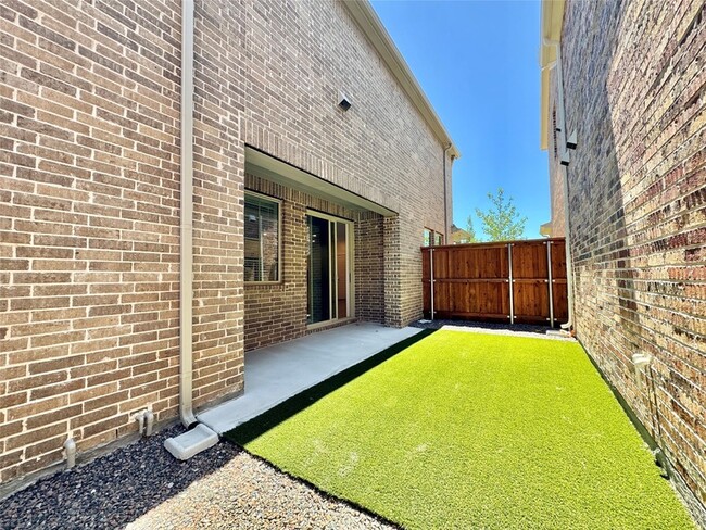 Building Photo - 8509 Shoreham