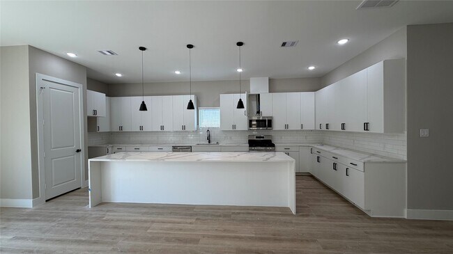 Building Photo - 2615 Piemonte Ave
