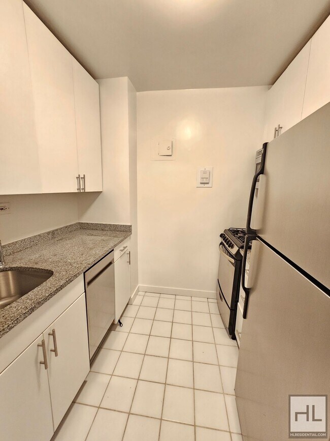 Building Photo - 15th Floor Studio Apartment Near Union Squ...