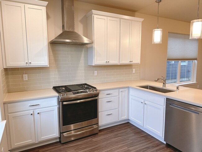 Building Photo - Lease Takeover on a 3bdrm/2.5 bath cottage...