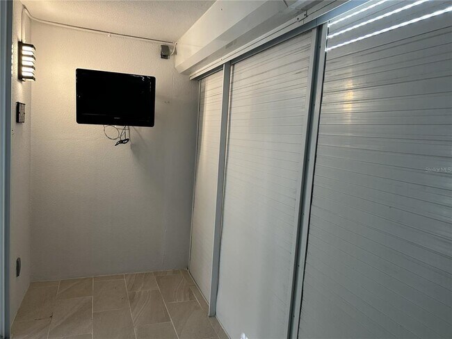 Building Photo - 7625 Sun Island Dr S