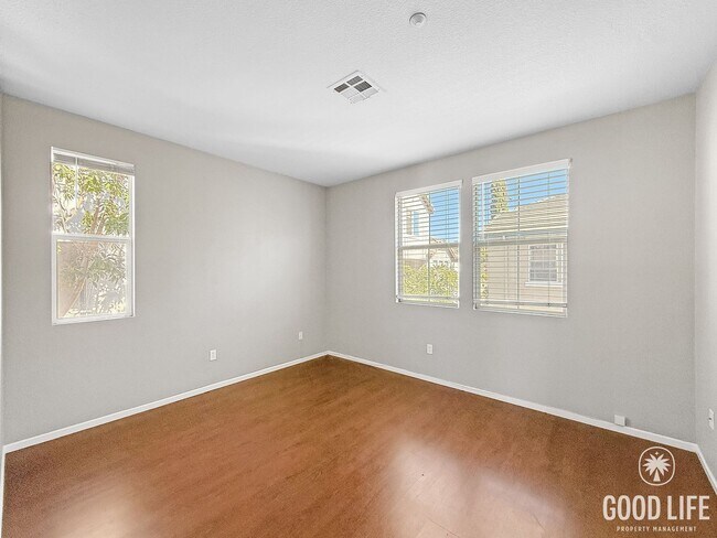 Building Photo - Stylish Eastlake Townhome with Pool Access...