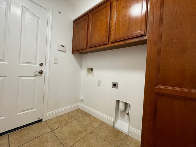Building Photo - Freshly Updated & Move-In Ready
