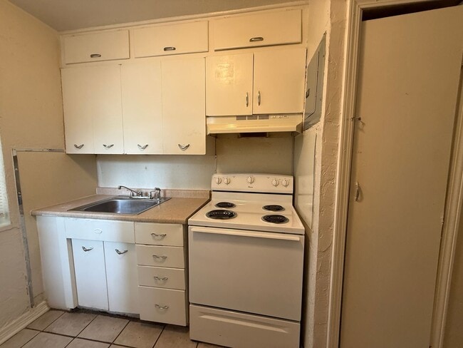 Building Photo - Historic Plaza District Apartment | Walkable Location & Classic Character