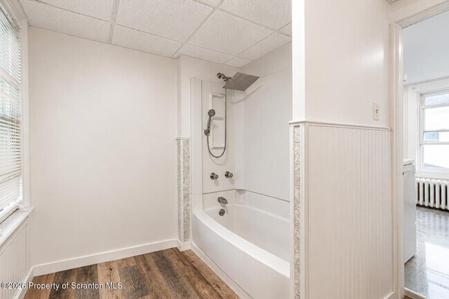 Building Photo - 1729 Sanderson Ave