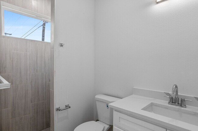 Building Photo - 2400 Benbrook Dr