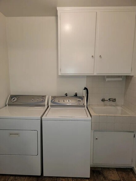 Building Photo - 10344 Petit Ave