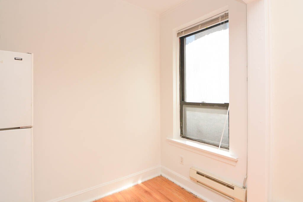 Building Photo - 3345 N Marshfield Ave