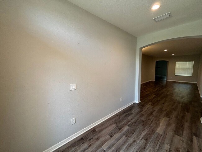 Building Photo - 4 bedroom / 3 bath in great neighborhood - WON'T LAST!