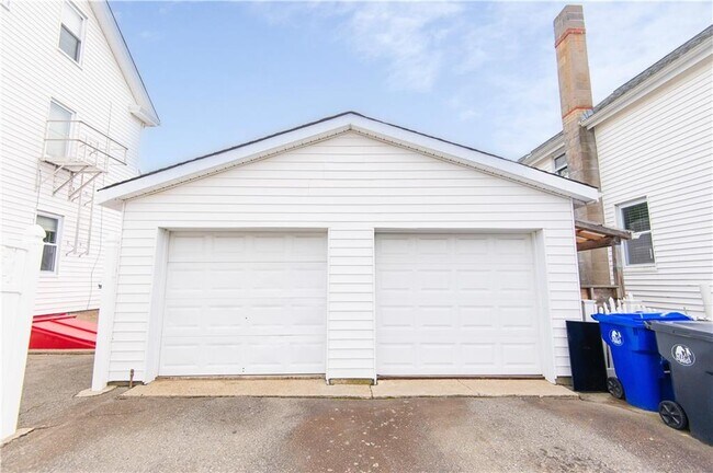 Building Photo - 455 Child St