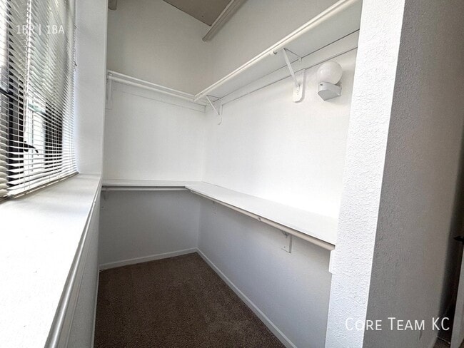 Building Photo - 320 W 7th St