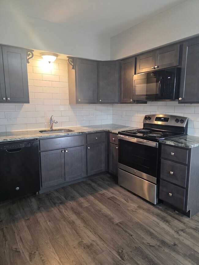 Building Photo - 2nd floor Apartment in Townsend