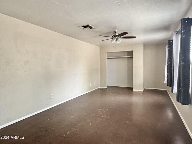 Building Photo - 731 W 12th Pl