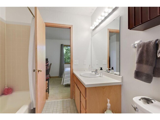 Building Photo - 2858 Kenwood Isles Dr