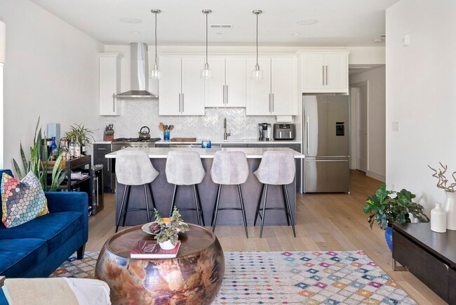 Building Photo - 946 Saratoga St