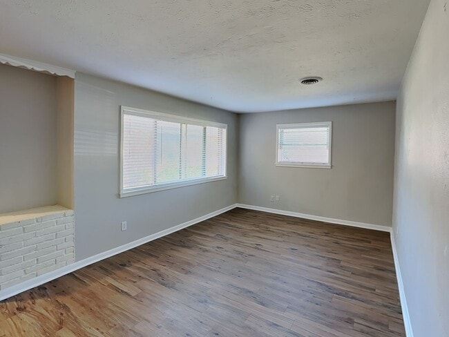 Building Photo - Adorable One-Story Brick Home in East Green Hill, Fort Worth! $500 off the first full month's ren...