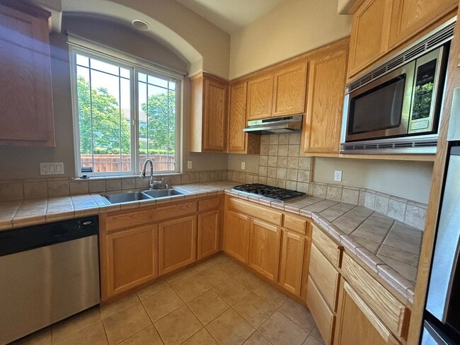 Building Photo - Nice Oakdale home on corner lot