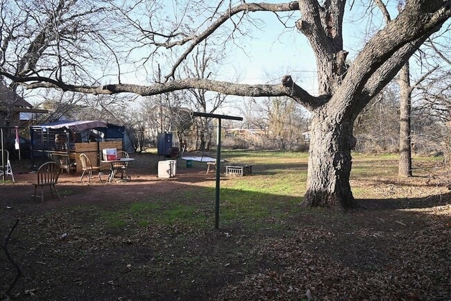 Building Photo - 902 Flood St